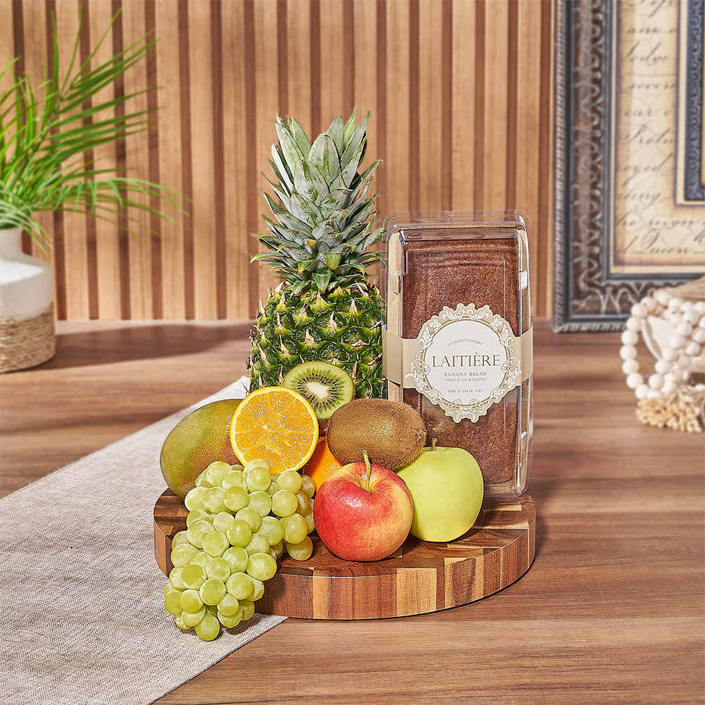 Gourmet Fruit Basket with Acacia Wood Cutting Board – how the gift is presented