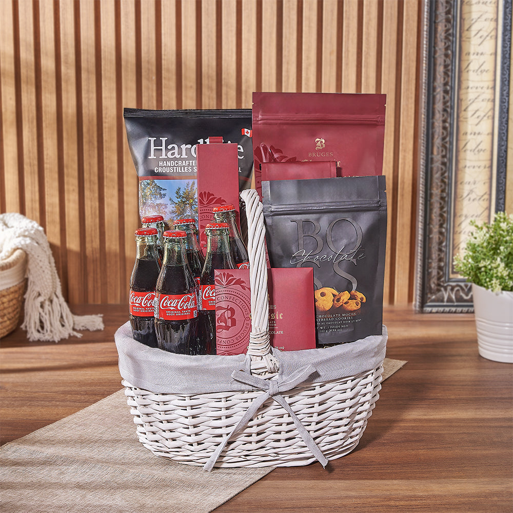Gourmet Snack Assortment in White Wicker Basket – how the gift is presented