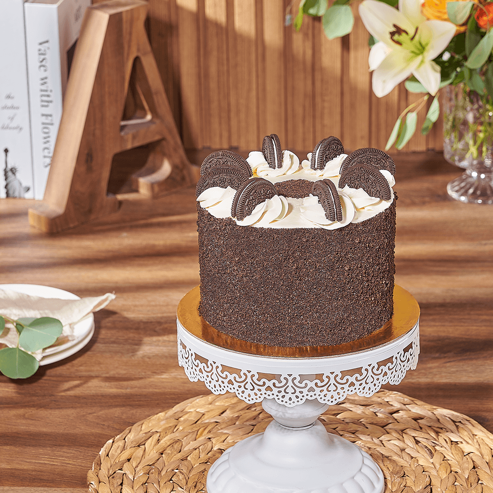 Chocolate and Oreo Layered Cake with Vanilla Frosting – how the gift is presented