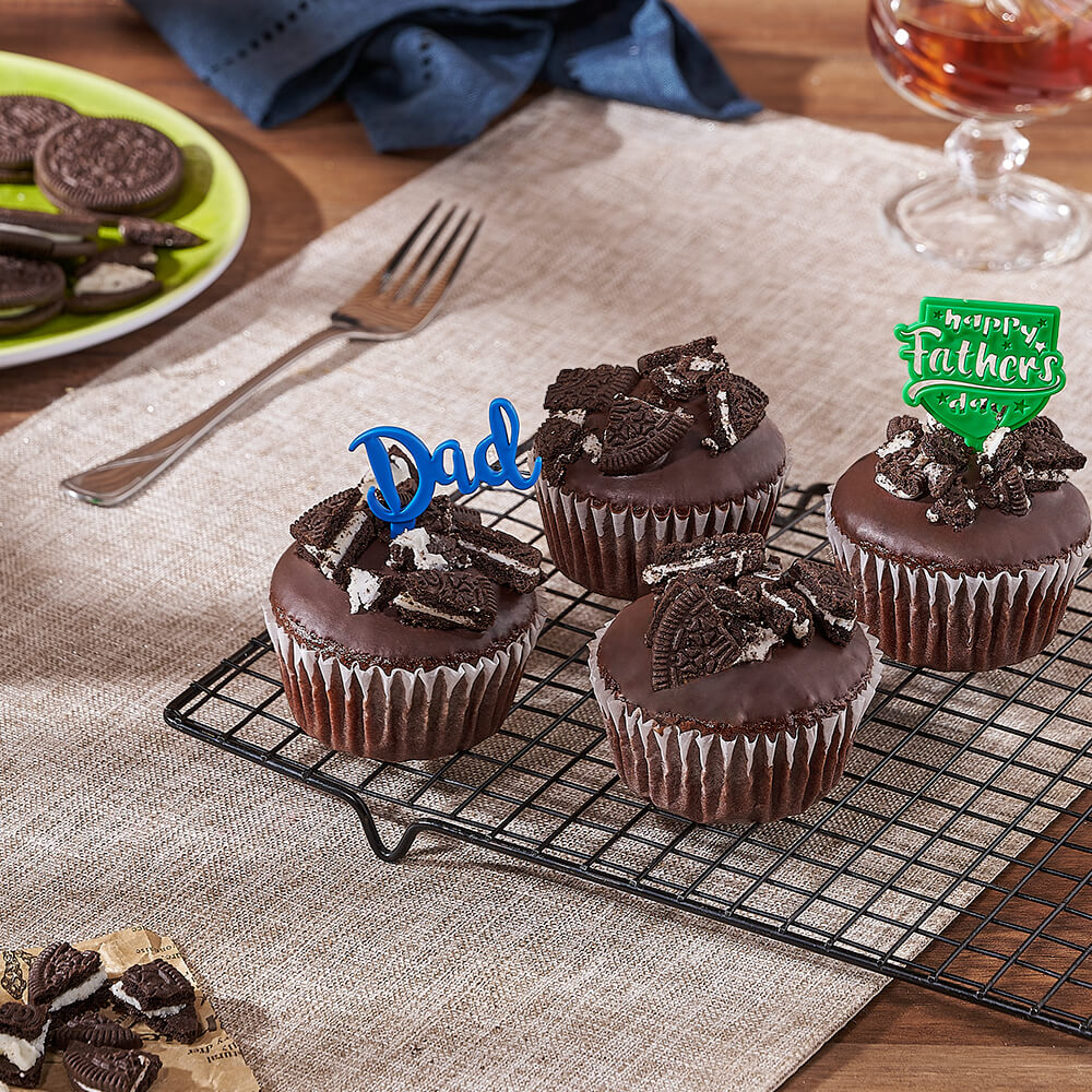 Chocolate Oreo Cupcakes Decorated for Father's Day – how the gift is presented
