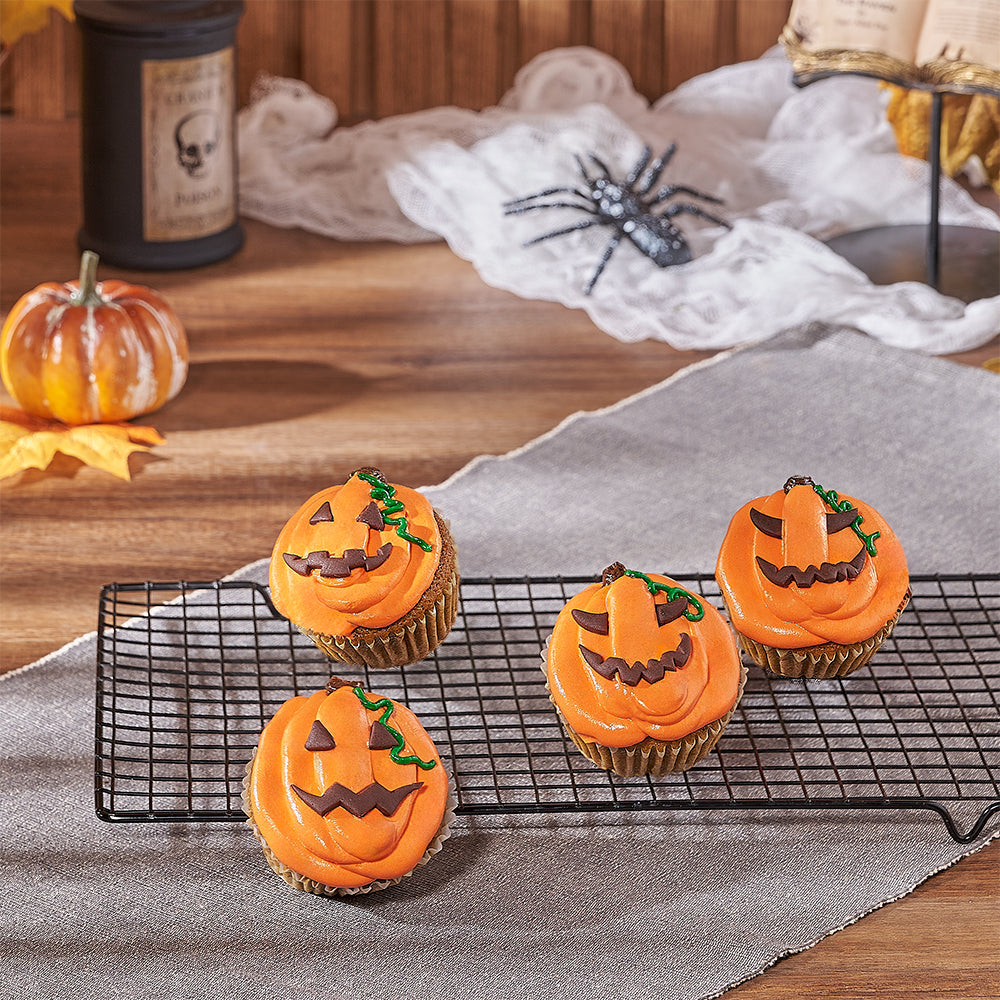 Seasonal Jack-O-Lantern Pumpkin Spice Cake – how the gift is presented