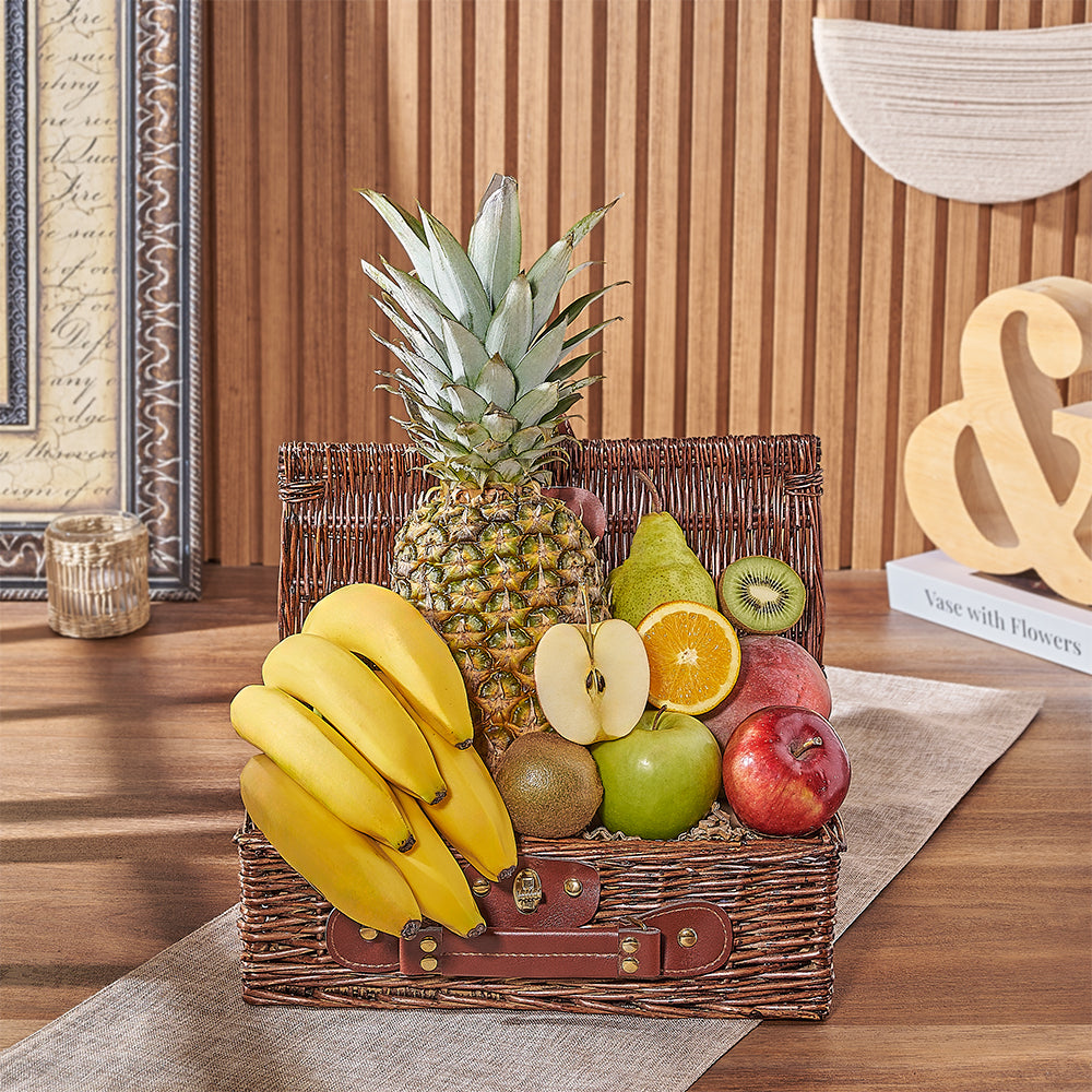 Small Wicker Picnic Basket with Fresh Fruit – how the gift is presented