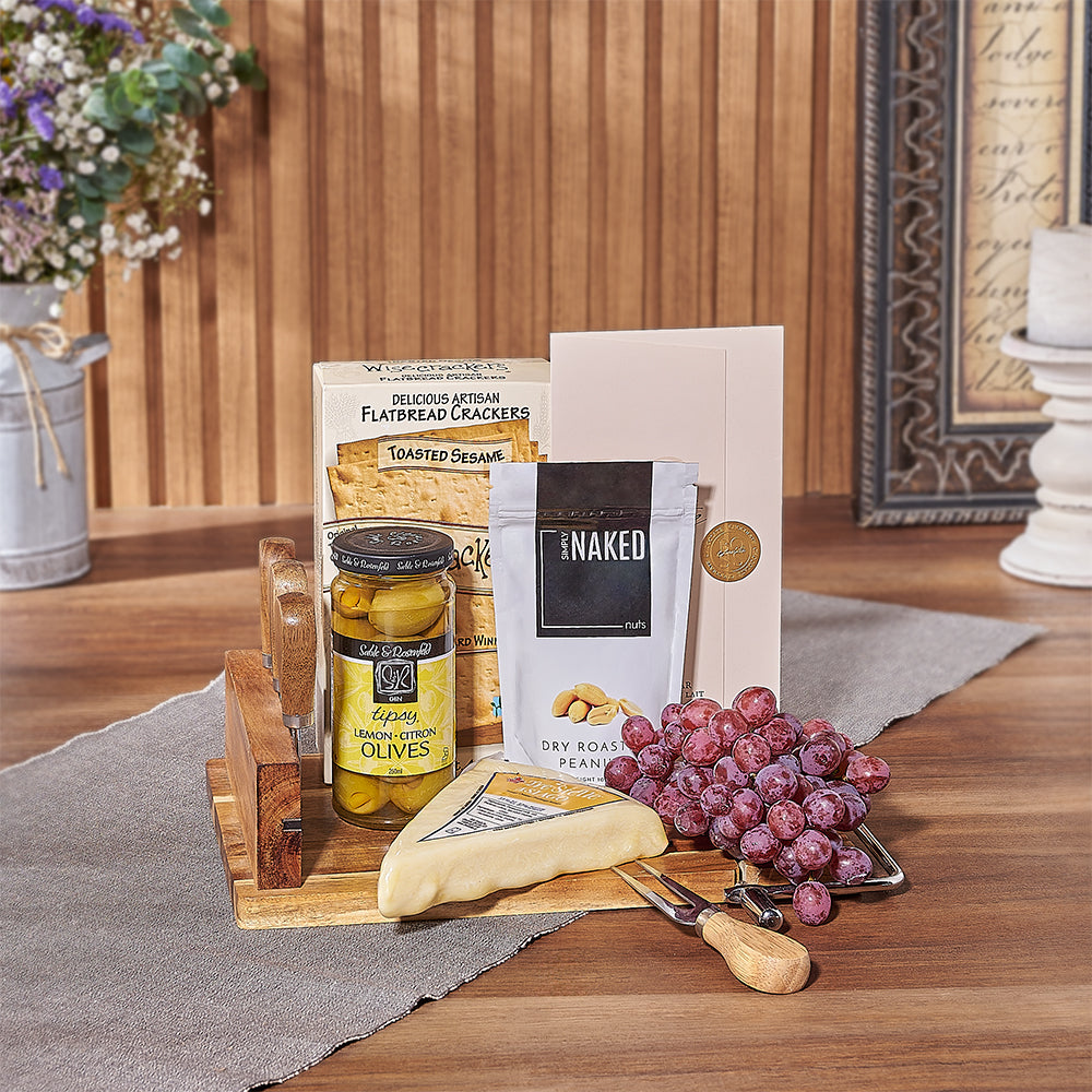 Cheese Cutting Board with Snacks – how the gift is presented