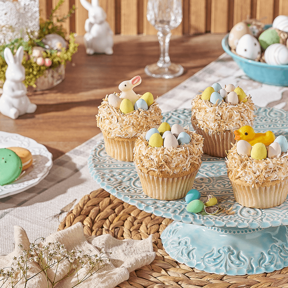 Easter Cupcake Assortment Decorated with Candy Eggs and Bunnies – how the gift is presented