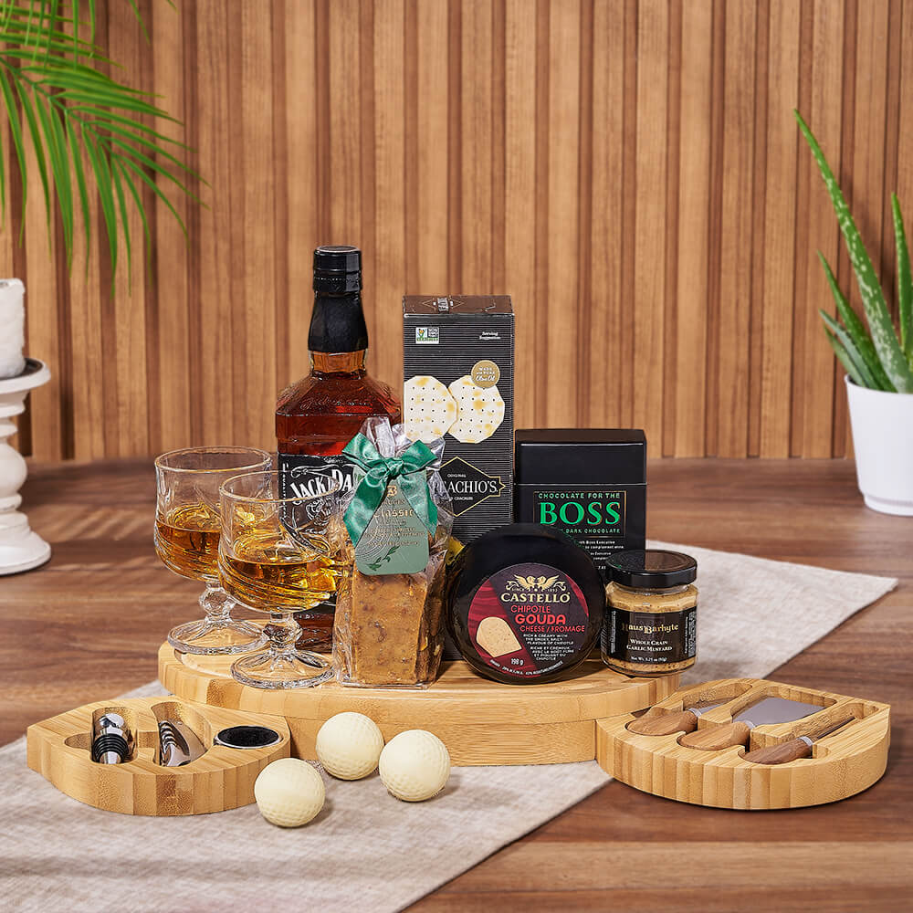 Whiskey and Cheese Golf Basket – how the gift is presented