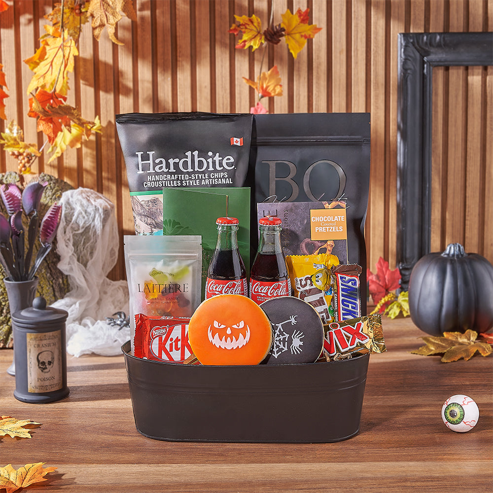 Deluxe Halloween Treats and Candy Gift Basket – how the gift is presented