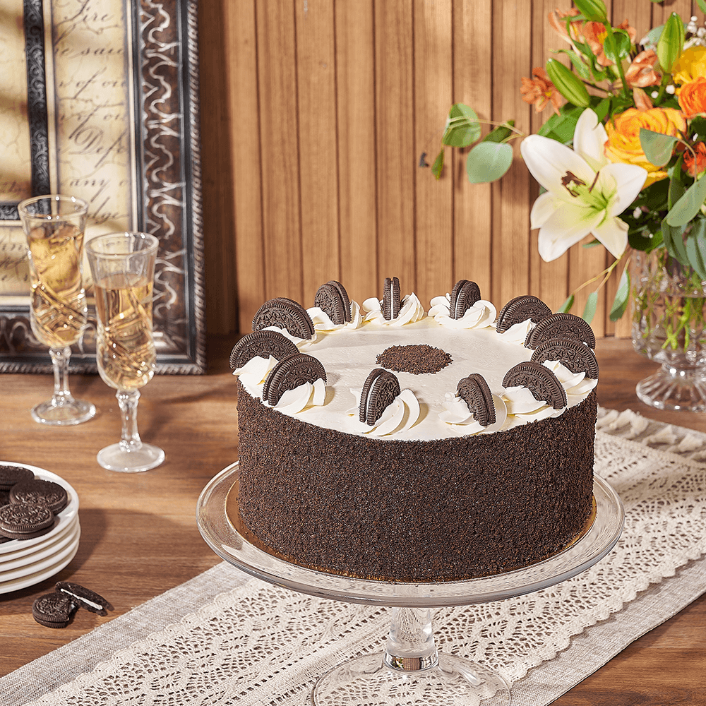 Oreo Chocolate Cake with Vanilla Frosting and Crumble Topping – how the gift is presented