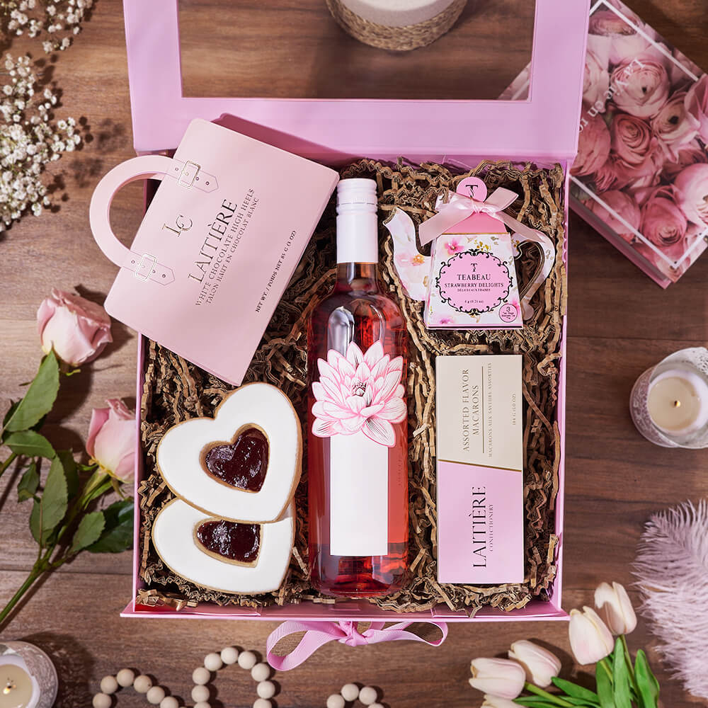 Wine Basket with Heart Cookies – how the gift is presented
