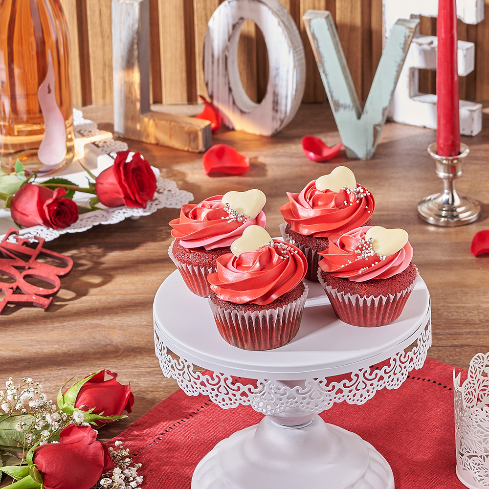Heart-Shaped Red Velvet Cake for Valentine's Day – how the gift is presented