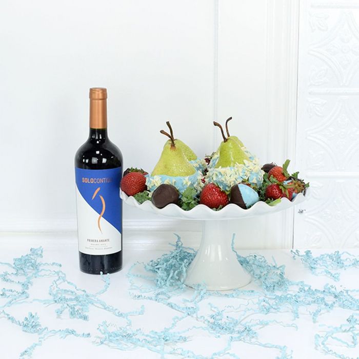 Premium Wine Gift Basket with Chocolate-Dipped Strawberries – how the gift is presented