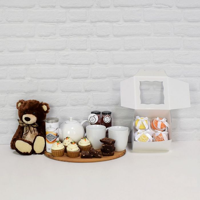 Elegant Baby Gift Set with Bear, Mugs, and Artisan Sweets – how the gift is presented