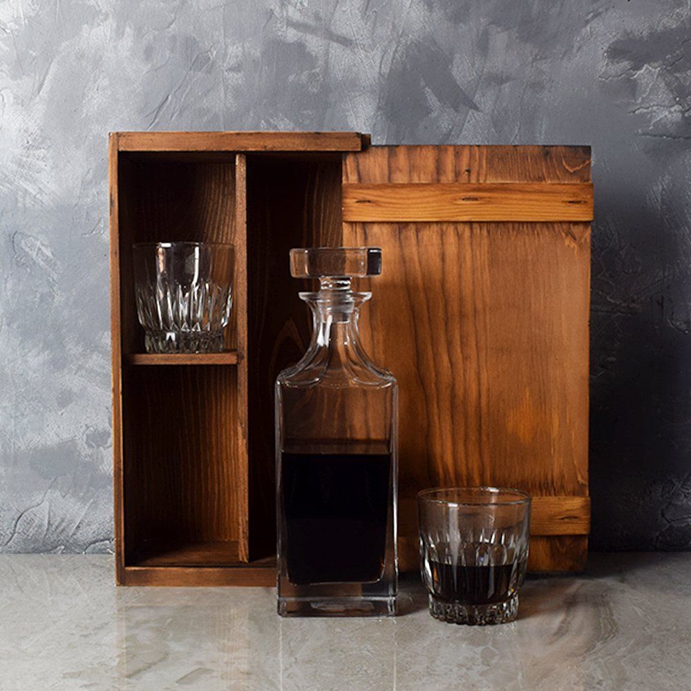 Liquor Decanter Gift Set with Two Elegant Sustainable Glasses – how the gift is presented